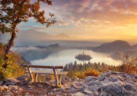 Lais Puzzle - Herbstlicher Bleder See. Bleder See mit der kleinen Insel Bled bei Sonnenaufgang im Herbst. Bled, Slowenien, Europa - 1.000 Teile