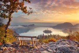 Lais Puzzle - Herbstlicher Bleder See. Bleder See mit der kleinen Insel Bled bei Sonnenaufgang im Herbst. Bled, Slowenien, Europa - 2.000 Teile