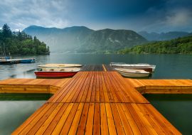 Lais Puzzle - Bunter und kunstvoller Holzsteg am Bohinj-See, Slowenien - 1.000 Teile