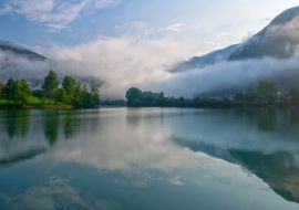 Lais Puzzle - Erstaunlicher Blick auf den Stausee am Fluss Soca in der Nähe von Most na Soci, Slowenien am nebligen Morgen - 1.000 Teile