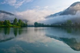 Lais Puzzle - Erstaunlicher Blick auf den Stausee am Fluss Soca in der Nähe von Most na Soci, Slowenien am nebligen Morgen - 2.000 Teile