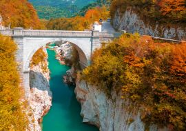 Lais Puzzle - Herbstlandschaft am Fluss Soca und Napoleons Brücke bei Kobarid, Slowenien - 1.000 Teile