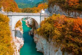 Lais Puzzle - Herbstlandschaft am Fluss Soca und Napoleons Brücke bei Kobarid, Slowenien - 2.000 Teile