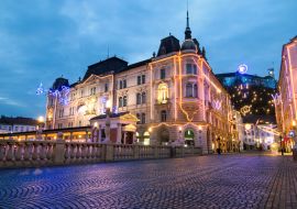 Lais Puzzle - Dreifache Brücken, Weihnachtsbaum auf dem Preseren-Platz und Franziskanerkirche, beleuchtet für das Weihnachts- und Neujahrsfest, Ljubljana, Slowenien - 1.000 Teile