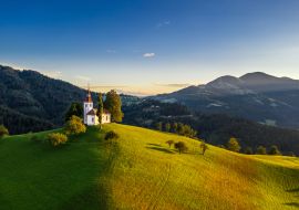 Lais Puzzle - Skofja Loka, Slowenien - Luftaufnahme der schönen Bergkirche Sveti Tomaz (St. Thomas) - 1.000 Teile