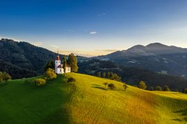 Lais Puzzle - Skofja Loka, Slowenien - Luftaufnahme der schönen Bergkirche Sveti Tomaz (St. Thomas) - 2.000 Teile