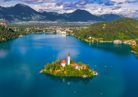 Lais Puzzle - Bled, Slowenien - Panoramablick auf die Skyline des Bleder Sees (Blejsko Jezero) mit der Wallfahrtskirche Maria Himmelfahrt, den Julischen Alpen und der Burg Bled - 1.000 Teile