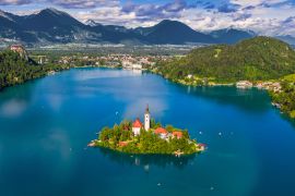 Lais Puzzle - Bled, Slowenien - Panoramablick auf die Skyline des Bleder Sees (Blejsko Jezero) mit der Wallfahrtskirche Maria Himmelfahrt, den Julischen Alpen und der Burg Bled - 2.000 Teile
