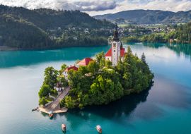 Lais Puzzle - Bled, Slowenien - Schöner Morgen am Bleder See (Blejsko Jezero) mit der Wallfahrtskirche Mariä Himmelfahrt und traditionellen Pletna-Booten - 1.000 Teile