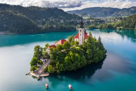 Lais Puzzle - Bled, Slowenien - Schöner Morgen am Bleder See (Blejsko Jezero) mit der Wallfahrtskirche Mariä Himmelfahrt und traditionellen Pletna-Booten - 2.000 Teile