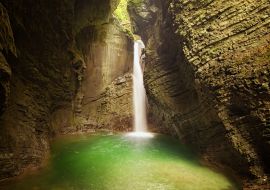 Lais Puzzle - Mystischer Blick auf das felsige Amphitheater mit einem grünen Becken und einem weißen Wasserstrahl. 15 Meter hoher Kozjak-Wasserfall (Slap Kozjak). Geschützter Naturschatz. Nationalpark Triglav, Slowenien - 1.000 Teile