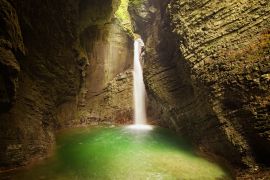 Lais Puzzle - Mystischer Blick auf das felsige Amphitheater mit einem grünen Becken und einem weißen Wasserstrahl. 15 Meter hoher Kozjak-Wasserfall (Slap Kozjak). Geschützter Naturschatz. Nationalpark Triglav, Slowenien - 2.000 Teile