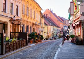 Lais Puzzle - Straßencafés mit Tischen und Stühlen im alten Stadtzentrum von Ptuj in Slowenien - 1.000 Teile