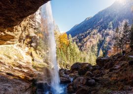 Lais Puzzle - Wunderschöne sonnige Landschaft. Pericnik-Wasserfall in den slowenischen Julischen Alpen mit Orangenbaum im Triglav-Nationalpark - 1.000 Teile