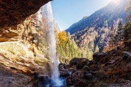 Lais Puzzle - Wunderschöne sonnige Landschaft. Pericnik-Wasserfall in den slowenischen Julischen Alpen mit Orangenbaum im Triglav-Nationalpark - 2.000 Teile