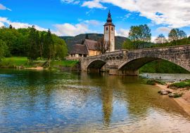 Lais Puzzle - Blick auf die Steinbrücke und die Kirche St. Johannes der Täufer am Bohinjer See, Slowenien - 1.000 Teile