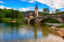 Lais Puzzle - Blick auf die Steinbrücke und die Kirche St. Johannes der Täufer am Bohinjer See, Slowenien - 2.000 Teile