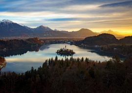 Lais Puzzle - Luftaufnahme des Bleder Sees und der Julischen Alpen, mit der Wallfahrtskirche Mariä Himmelfahrt bei Sonnenaufgang, Slowenien - 1.000 Teile