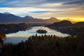 Lais Puzzle - Luftaufnahme des Bleder Sees und der Julischen Alpen, mit der Wallfahrtskirche Mariä Himmelfahrt bei Sonnenaufgang, Slowenien - 2.000 Teile