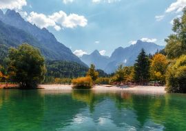 Lais Puzzle - Erstaunlicher Bergsee in Slowenien an einem sonnigen Tag. Berühmter Jasna-See in den Julischen Alpen - 1.000 Teile