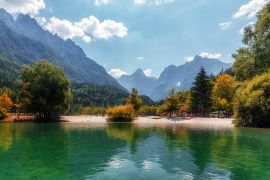 Lais Puzzle - Erstaunlicher Bergsee in Slowenien an einem sonnigen Tag. Berühmter Jasna-See in den Julischen Alpen - 2.000 Teile