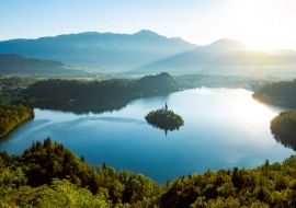Lais Puzzle - Luftbildpanorama des Bleder Sees in Slowenien - 1.000 Teile