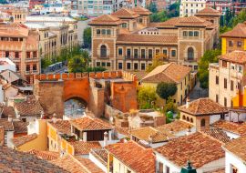 Lais Puzzle - Blick von der Aussichtsplattform Mirador de la Lona auf die Altstadt, den Triumphplatz und das Stadttor Puerta de Elvira, Granada, Andalusien, Spanien - 1.000 Teile