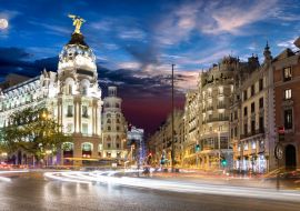 Lais Puzzle - Gran Via Einkaufsstraße in Madrid nach Sonnenuntergang mit Vollmond - 1.000 Teile