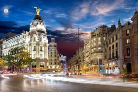 Lais Puzzle - Gran Via Einkaufsstraße in Madrid nach Sonnenuntergang mit Vollmond - 2.000 Teile