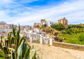 Lais Puzzle - Blick auf ein schönes weißes Dorf mit Kirche auf einem Hügel, Sentinel de las Bodegas, Andalusien, Spanien - 1.000 Teile
