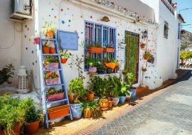 Lais Puzzle - verzierte Hausfassade mit Blumen in blauen Töpfen in Mijas, Spanien - 1.000 Teile