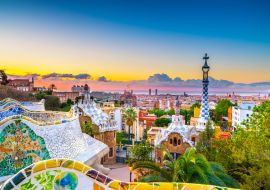 Lais Puzzle - Blick auf Mosaikfliesen und das Stadtbild von Barcelona im Park Guell bei Sonnenuntergang | Spanien - 1.000 Teile
