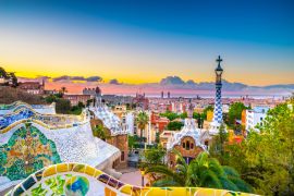 Lais Puzzle - Blick auf Mosaikfliesen und das Stadtbild von Barcelona im Park Guell bei Sonnenuntergang | Spanien - 2.000 Teile