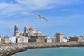 Lais Puzzle - Die Kuppel der Kathedrale von Cádiz (Catedral Nueva) an der Strandpromenade Campo del Sur in Cádiz, Andalusien - 2.000 Teile