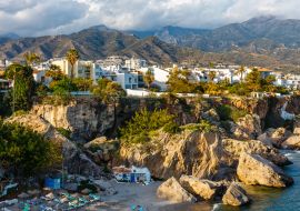 Lais Puzzle - Blick auf schönen Strand in Nerja, Costa del Sol, Andalusien, Spanien - 1.000 Teile