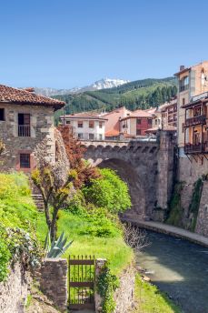 Lais Puzzle - Das Dorf Potes im Norden Spaniens - 2.000 Teile