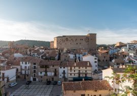 Lais Puzzle - Beleuchtung der Burg Mora de Rubielos in Teruel, Spanien Sonnenuntergangspanorama der Sierra de Gudar - 1.000 Teile