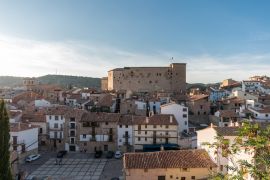 Lais Puzzle - Beleuchtung der Burg Mora de Rubielos in Teruel, Spanien Sonnenuntergangspanorama der Sierra de Gudar - 2.000 Teile
