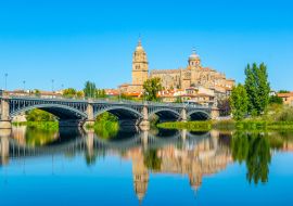 Lais Puzzle - Die Kathedrale von Salamanca spiegelt sich hinter der Brücke von Enrique Esteven am Fluss Tormes, Spanien - 1.000 Teile
