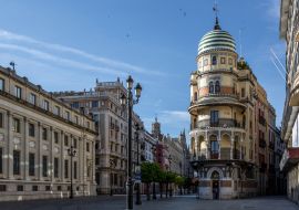 Lais Puzzle - Die 'Avenida de la Constitucion' in Sevilla kurz nach Sonnenaufgang, mit dem schönen 'Confiteria Filella' Turm, der 'Banco de España' und der Kathedrale - 1.000 Teile