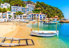 Lais Puzzle - Traditionelles weißes Fischerboot am Strand im Hafen von Llafranc, Costa Brava, Spanien - 1.000 Teile