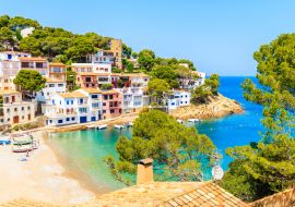 Lais Puzzle - Blick auf den Strand im Fischerdorf Sa Tuna mit bunten Häusern am Ufer, Costa Brava, Katalonien, Spanien - 1.000 Teile