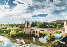 Lais Puzzle - Besalu, Girona, Katalonien, Spanien. Berühmtes Wahrzeichen, die mittelalterliche romanische Brücke von Besalu über den Fluss Fluvia an einem bewölkten Sommertag - 1.000 Teile