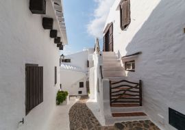 Lais Puzzle - Die engen und weißen Straßen von Binibequer auf der Insel Menorca, Balearen, Spanien - 1.000 Teile