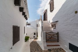 Lais Puzzle - Die engen und weißen Straßen von Binibequer auf der Insel Menorca, Balearen, Spanien - 2.000 Teile