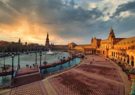 Lais Puzzle - Dramatische Szene auf der Plaza España in Sevilla bei Sonnenuntergang - 1.000 Teile