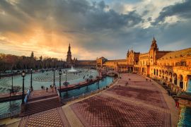 Lais Puzzle - Dramatische Szene auf der Plaza España in Sevilla bei Sonnenuntergang - 2.000 Teile