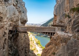 Lais Puzzle - El Chorro, Spanien. El Caminito del Rey, Wanderweg entlang der steilen Wände einer engen Schlucht in El Chorro mit spektakulärer alter Steinbrücke, die senkrechte Felsen verbindet, Spanien - 1.000 Teile
