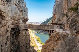 Lais Puzzle - El Chorro, Spanien. El Caminito del Rey, Wanderweg entlang der steilen Wände einer engen Schlucht in El Chorro mit spektakulärer alter Steinbrücke, die senkrechte Felsen verbindet, Spanien - 2.000 Teile