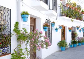 Lais Puzzle - Malerische Straße von Mijas mit Blumentöpfen an den Fassaden, ein traditionelles, weiß getünchtes Dorf, Spanien - 1.000 Teile